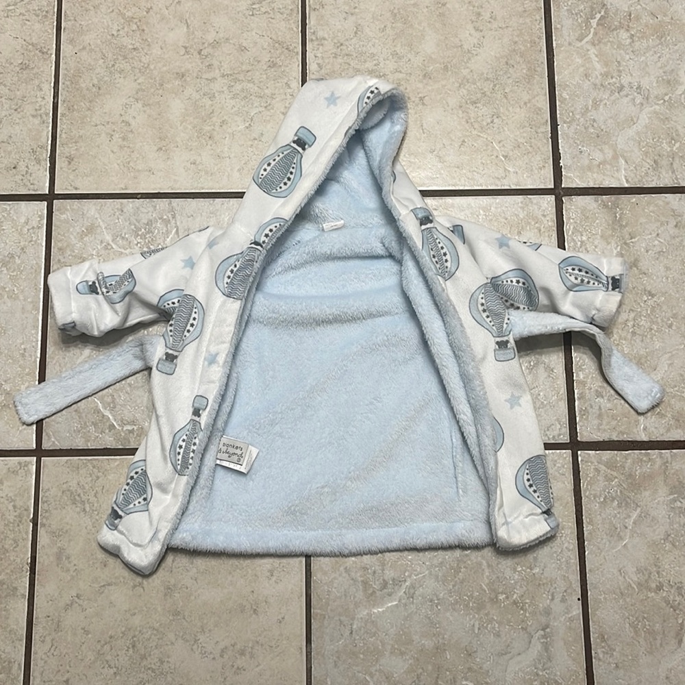 Adorable warm and cozy robe 12+months
